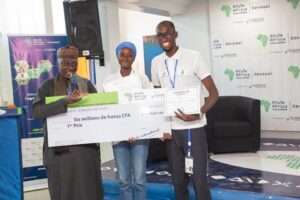 Innovations Technologiques : l'Institut Polytechnique de Saint-Louis (IPSL) remporte l'or. Deux élèves-ingénieurs de l'IPSL-UGB, Bineta Diallo et Samba Thioube, viennent d'être consacrés champions en innovations technologiques. Leur startup, Sotilma Farm, un compteur d’eau intelligent qui permet aux agriculteurs et aux industriels de mieux gérer l'utilisation de l'eau, a remporté le 1er Prix lors du concours Ayute Africa Challenge Sénégal organisé par l'ONG Heifer International, le 28 juin 2022, à la Place du Souvenir. Trois lauréats parmi les startups ayant proposé des technologies innovantes contributives de la réinvention de l'avenir de l'Agriculture sénégalaise et africaine ont été primés par le Jury. Le 1er Prix, d'une valeur de 6 millions de FCFA, est décerné aux élèves-ingénieurs de l'IPSL à travers leur projet Sotilma Farm. 👉🏿 L'excellence au service du développement. 👉🏿 IPSL au service du développement durable.